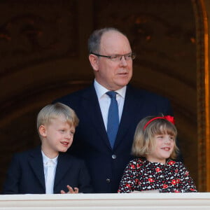 Le prince Albert II de Monaco et ses enfants le prince héréditaire Jacques et la princesse Gabriella - Le prince Albert II de Monaco et ses enfants assistent depuis le balcon du palais à la célébration de la Fête Dieu à Monaco le 3 juin 2021. © Claudia Albuquerque / Bestimage