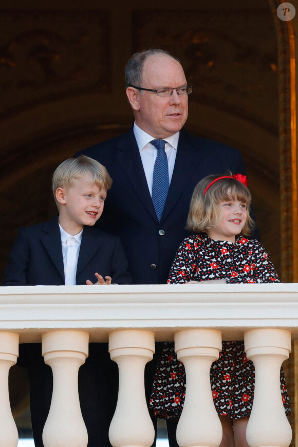 Le prince Albert II de Monaco et ses enfants le prince héréditaire Jacques et la princesse Gabriella - Le prince Albert II de Monaco et ses enfants assistent depuis le balcon du palais à la célébration de la Fête Dieu à Monaco le 3 juin 2021. © Claudia Albuquerque / Bestimage