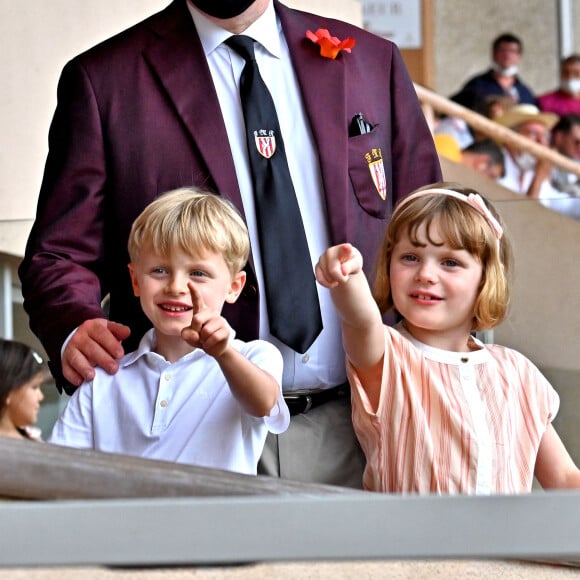 Le prince Albert II de Monaco et ses enfants Jacques et Gabriella durant la dernière journée du World Rugby Sevens Repechage tournament qui se déroule au Stade Louis II le 20 juin 2021. Cette compétition est organisée par la Fédération Monégasque de Rugby (FMR), dont le président est Gareth Wittstock, le frère de la Princesse Charlene de Monaco. © Bruno Bebert/Bestimage