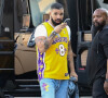 Exclusif - Drake arrive avec ses gardes du corps à un studio d'enregistrement à Los Angeles, le 7 juillet 2021.