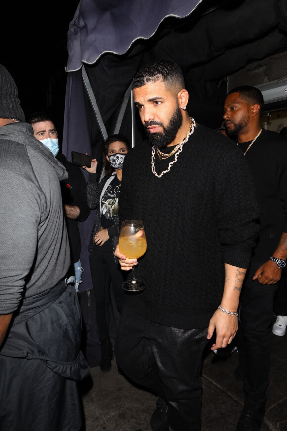 Drake quitte la soirée au restaurant "The Nice Guy" à Los Angeles, le 8 avril 2021.