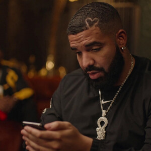 Justin Bieber remplace Drake dans le clip de DJ Khaled "Popstar". Drake, ne souhaitant pas apparaître dans l'intégralité du clip, a laissé sa place à Justin Bieber qui mime les paroles sur la voix de Drake. Los Angeles. Le 4 septembre 2020.