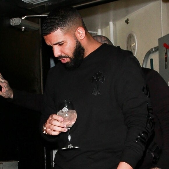 Drake quite le " Nice Guy" avec un verre à la main à West Hollywood Los Angeles, le 18 octobre 2019