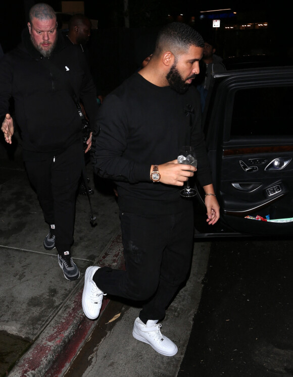 Drake quite le " Nice Guy" avec un verre à la main à West Hollywood Los Angeles, le 18 octobre 2019