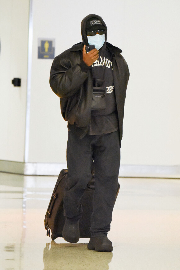 Exclusif - Kanye West arrive à l'aéroport de New York, le 9 octobre 2021.