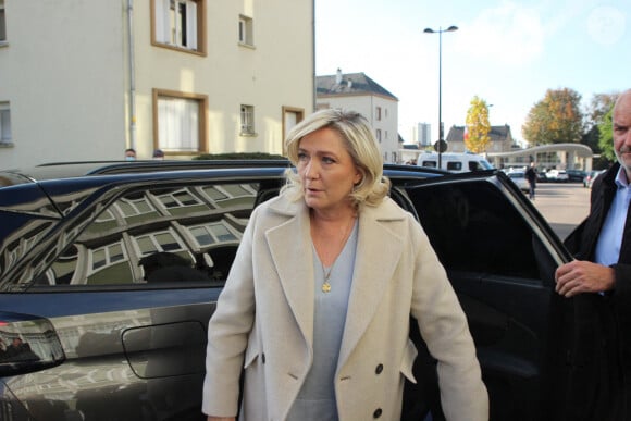 Marine Le Pen, présidente du Rassemblement Nationale (RN)et candidate à la présidentielle française 2022, visite le commissariat d’Alençon, deux jours après la nuit de violences qui a agité le quartier de Perseigne, le 28 octobre 2021. © Sébastien Legendre/Panoramic/Bestimage