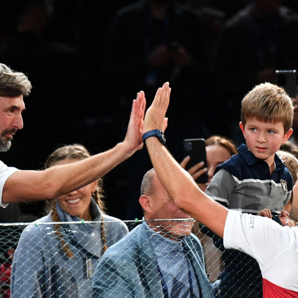 Novak Djokovic, sa femme Jelena Djokovic , ses enfants Stefan et Tara, Goran Ivanisevic (entraîneur de Djokovic ) et Ulises Badio (kiné et physio de Novak Djokovic) - Novak Djokovic remporte la finale homme du Rolex Paris Masters face à Daniil Medvedev le 7 novembre 2021. © Veeren/Bestimage