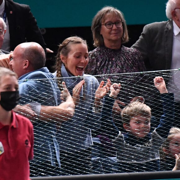 Novak Djokovic, sa femme Jelena Djokovic , ses enfants Stefan et Tara, Goran Ivanisevic (entraîneur de Djokovic ) et Ulises Badio (kiné et physio de Novak Djokovic) - Novak Djokovic remporte la finale homme du Rolex Paris Masters face à Daniil Medvedev le 7 novembre 2021. © Veeren/Bestimage