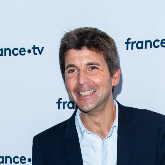 Thomas Sotto lors du photocall dans le cadre de la conférence de presse de France Télévisions au Pavillon Gabriel à Paris, France, le 24 août 2021. © Pierre Perusseau/Bestimage