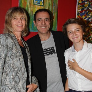 Exclusif - Thierry Beccaro avec sa femme Emmanuelle et son fils Lucas - Vernissage de l'exposition de Thierry Beccaro sur le thème de la "Promenade acrylique" à l'hôtel Renaissance à Paris le 21 septembre 2015.