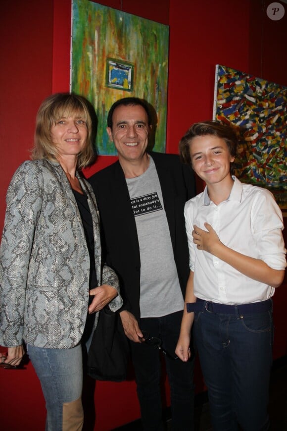 Exclusif - Thierry Beccaro avec sa femme Emmanuelle et son fils Lucas - Vernissage de l'exposition de Thierry Beccaro sur le thème de la "Promenade acrylique" à l'hôtel Renaissance à Paris le 21 septembre 2015.