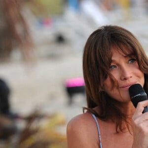 Exclusif - Carla Bruni-Sarkozy - Jour 1 - Enregistrement de l'émission "Tous en Martinique, coeur d'Outremer" au Club Med Les Boucaniers, qui sera diffusée le 11 novembre à 21h05 sur France 3. Le 28 mai 2021 © Veeren / Bestimage