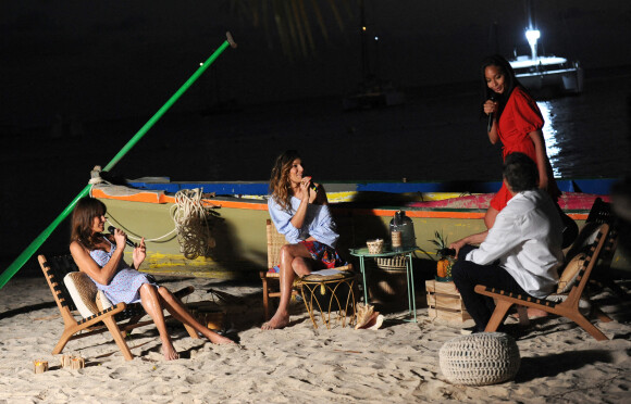 Exclusif - Carla Bruni-Sarkozy, Laury Thilleman et Vaimalama Chaves - Jour 1 - Enregistrement de l'émission "Tous en Martinique, coeur d'Outremer" au Club Med Les Boucaniers, qui sera diffusée le 11 novembre à 21h05 sur France 3. Le 28 mai 2021 © Veeren / Bestimage L'émission a été tournée peu avant la disparition de J.Desvarieux. Retrouvez, avec plaisir, le fondateur du groupe Kassav' dans une de ses dernières prestations en public. L'occasion de redécouvrir sa voix rocailleuse et le son inimitable de sa guitare qui ont fait danser la planète pendant plus de quarante ans. Pour la première fois en Outre-mer, L.Thilleman et C.Siar vous donnent rendez-vous sous les tropiques pour assister à un show musical totalement inédit : " Tous en Martinique ". D'origine antillaise et parrain de cette première édition dans les Caraïbes, J.Clerc a mobilisé un plateau d'artistes exceptionnel venus de métropole comme des Outre-mer pour proposer un spectacle unique sur une scène en plein air, posée au bord des eaux turquoises de la Martinique et dessinée au milieu d'une cocoteraie. Toutes les générations d'artistes ont répondu à l'appel de J.Clerc et se sont prêtées au jeu des duos et trios inédits en mixant les sonorités et les cultures venues de tous les océans....Enrichies des prestations, hautes en couleur, des groupes de carnaval caribéen et des danseurs venus spécialement de Polynésie.  Exclusive - No Web No Blog pour Belgique et Suisse