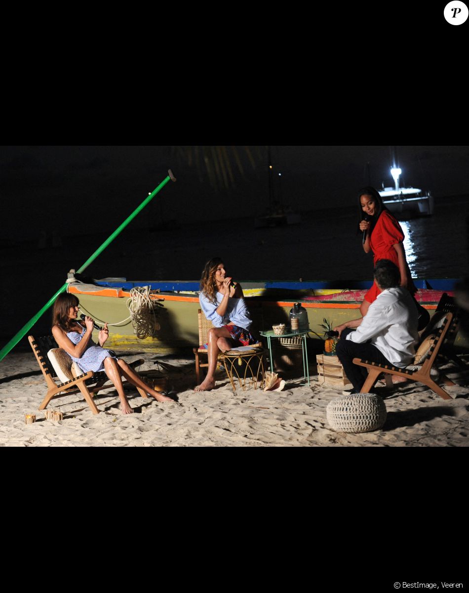 Exclusif - Carla Bruni-Sarkozy, Laury Thilleman et Vaimalama Chaves - Jour 1 - Enregistrement de l'émission "Tous en Martinique, coeur d'Outremer" au Club Med Les Boucaniers, qui sera diffusée le 11 novembre à 21h05 sur France 3. Le 28 mai 2021 © Veeren / Bestimage L'émission a été tournée peu avant la disparition de J.Desvarieux. Retrouvez, avec plaisir, le fondateur du groupe Kassav' dans une de ses dernières prestations en public. L'occasion de redécouvrir sa voix rocailleuse et le son inimitable de sa guitare qui ont fait danser la planète pendant plus de quarante ans. Pour la première fois en Outre-mer, L.Thilleman et C.Siar vous donnent rendez-vous sous les tropiques pour assister à un show musical totalement inédit : " Tous en Martinique ". D'origine antillaise et parrain de cette première édition dans les Caraïbes, J.Clerc a mobilisé un plateau d'artistes exceptionnel venus de métropole comme des Outre-mer pour proposer un spectacle unique sur une scène en plein air, posée au bord des eaux turquoises de la Martinique et dessinée au milieu d'une cocoteraie. Toutes les générations d'artistes ont répondu à l'appel de J.Clerc et se sont prêtées au jeu des duos et trios inédits en mixant les sonorités et les cultures venues de tous les océans....Enrichies des prestations, hautes en couleur, des groupes de carnaval caribéen et des danseurs venus spécialement de Polynésie. Exclusive - No Web No Blog pour Belgique et Suisse