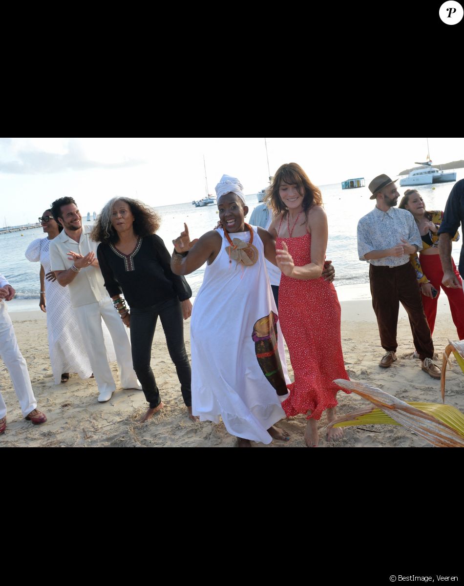 Exclusif - Carla Bruni-Sarkozy et Stella Gonis - Jour 2 - Enregistrement de l'émission "Tous en Martinique, coeur d'Outremer" au Club Med Les Boucaniers, qui sera diffusée le 11 novembre à 21h05 sur France 3. Le 29 mai 2021 © Veeren / Bestimage