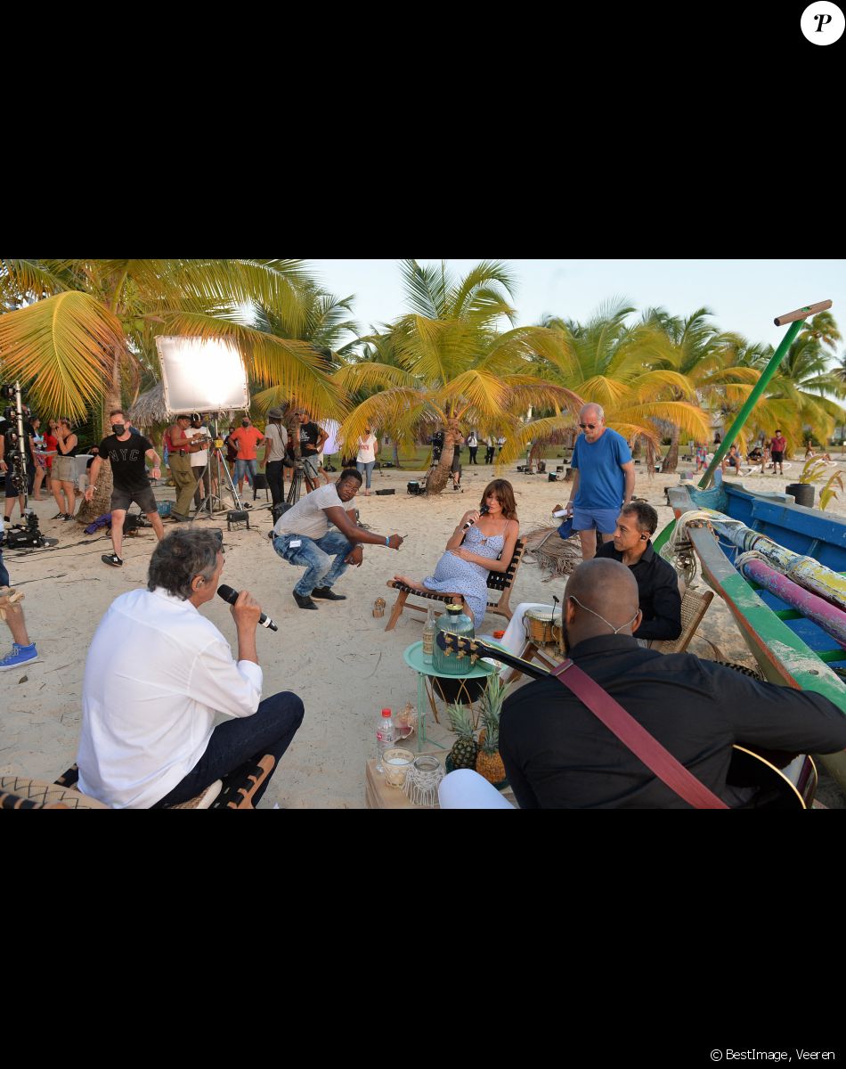 Exclusif - Carla Bruni-Sarkozy et Julien Clerc - Jour 1 - Répétitions - Enregistrement de l'émission "Tous en Martinique, coeur d'Outremer" au Club Med Les Boucaniers, qui sera diffusée le 11 novembre à 21h05 sur France 3. Le 28 mai 2021 © Veeren / Bestimage