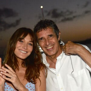 Exclusif - Carla Bruni-Sarkozy et Julien Clerc - Jour 1 - Backstage - Enregistrement de l'émission "Tous en Martinique, coeur d'Outremer" au Club Med Les Boucaniers, qui sera diffusée le 11 novembre à 21h05 sur France 3. Le 28 mai 2021 © Veeren / Bestimage