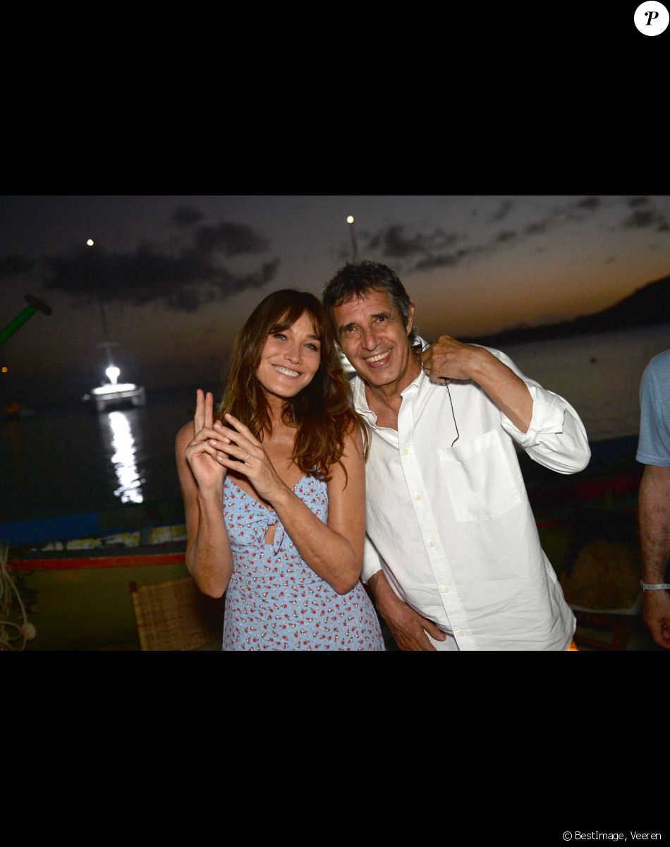 Exclusif - Carla Bruni-Sarkozy et Julien Clerc - Jour 1 - Backstage - Enregistrement de l'émission "Tous en Martinique, coeur d'Outremer" au Club Med Les Boucaniers, qui sera diffusée le 11 novembre à 21h05 sur France 3. Le 28 mai 2021 © Veeren / Bestimage