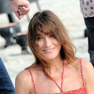 Exclusif - Carla Bruni - Jour 2 - Backstage - Enregistrement de l'émission "Tous en Martinique, coeur d'Outremer" au Club Med Les Boucaniers, qui sera diffusée le 11 novembre à 21h05 sur France 3. Le 29 mai 2021 © Veeren / Bestimage