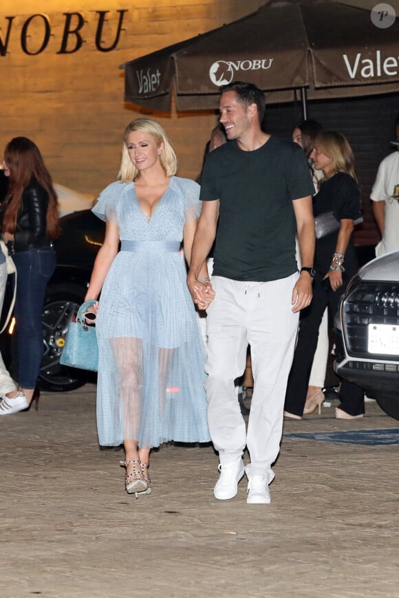 Exclusif - Paris Hilton et son fiancé Carter Milliken Reum sont allés diner en amoureux au restaurant Nobu dans le quartier de Malibu à Los Angeles, le 18 juillet 2021 