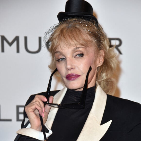 Arielle Dombasle au photocall de l'exposition "Thierry Mugler: couturissime" au Musée des Arts Décoratifs (MAD) à Paris 