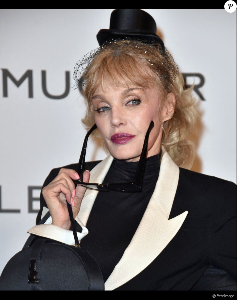 Arielle Dombasle au photocall de l'exposition "Thierry Mugler: couturissime" au Musée des Arts Décoratifs (MAD) à Paris