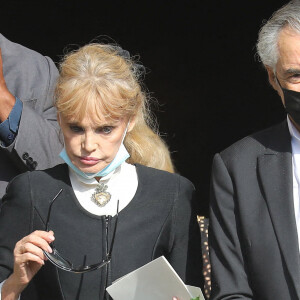 Arielle Dombasle et son mari Bernard-Henri Levy - Sorties des obsèques de Florence Rogers-Pinault en l'Église Saint-Sulpice à Paris, le 8 septembre 2021.