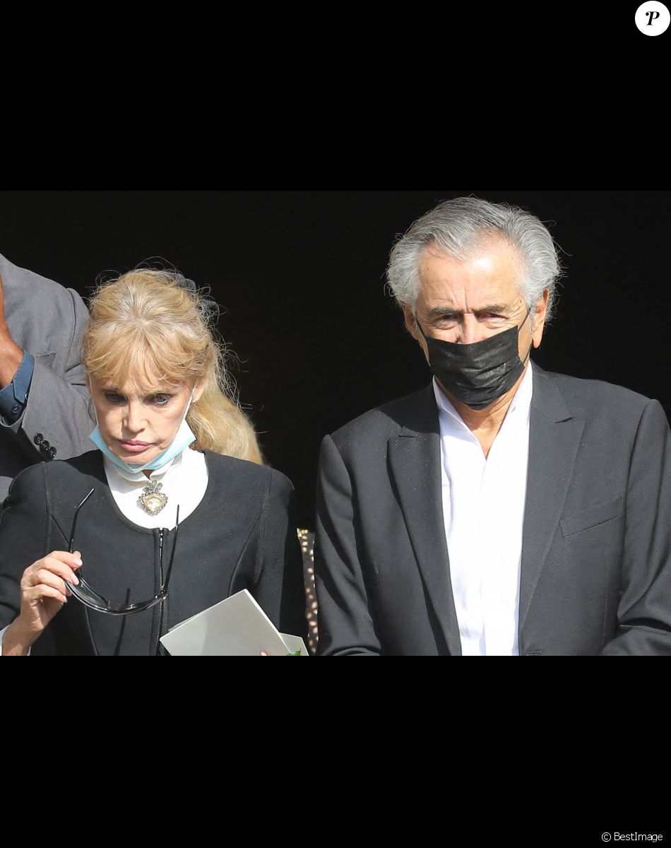Arielle Dombasle et son mari Bernard-Henri Levy - Sorties des obsèques de Florence Rogers-Pinault en l'Église Saint-Sulpice à Paris, le 8 septembre 2021.