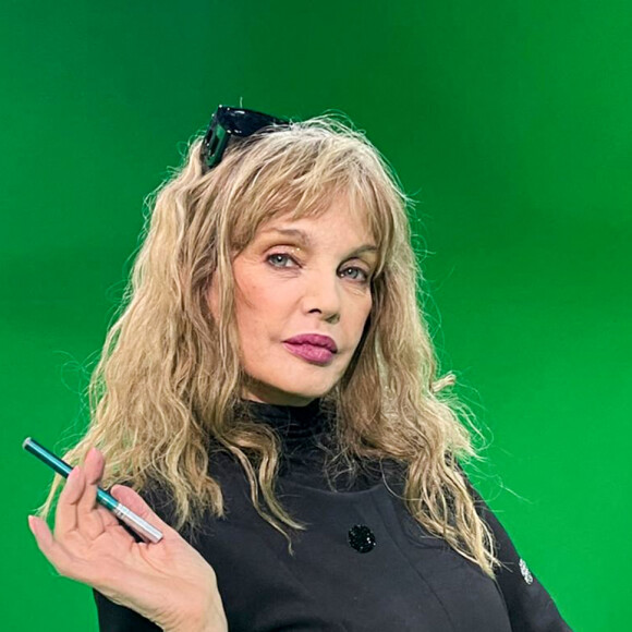 Exclusif - Arielle Dombasle lors de l'émission "L'instant de luxe" pour la chaine Non Stop People à Paris le 10 mai 2021 © Philippe Baldini / Bestimage