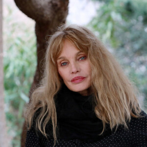 Exclusif -  Rencontre avec Arielle Dombasle au refuge pour chats "Les chats de Stella" à Vence. Gagnante de l'émission spéciale "Les reines du shopping", l'artiste a versé son gain de 10 000 euros au refuge "Les chats de Stella", dont elle est la marraine depuis environ 20 ans. Le 5 février 2021 © Franz Chavaroche / Nice Matin / Bestimage 