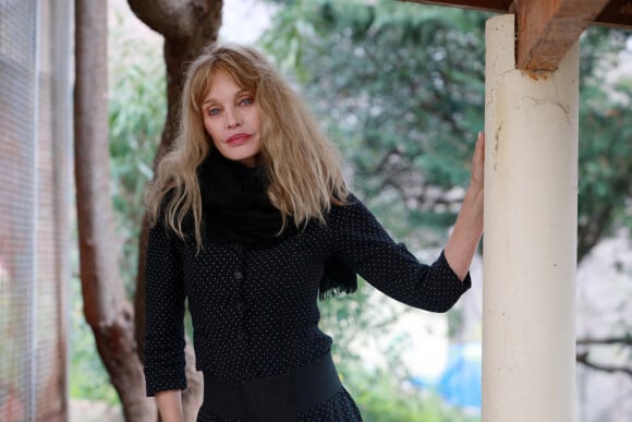 Exclusif -  Rencontre avec Arielle Dombasle au refuge pour chats "Les chats de Stella" à Vence. Gagnante de l'émission spéciale "Les reines du shopping", l'artiste a versé son gain de 10 000 euros au refuge "Les chats de Stella", dont elle est la marraine depuis environ 20 ans. Le 5 février 2021 © Franz Chavaroche / Nice Matin / Bestimage 