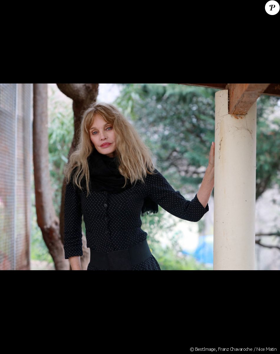 Exclusif - Rencontre avec Arielle Dombasle au refuge pour chats "Les chats de Stella" à Vence. Gagnante de l'émission spéciale "Les reines du shopping", l'artiste a versé son gain de 10 000 euros au refuge "Les chats de Stella", dont elle est la marraine depuis environ 20 ans. Le 5 février 2021 © Franz Chavaroche / Nice Matin / Bestimage