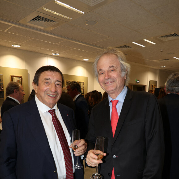 Exclusif - Ange Mancini, ancien préfet et patron du Raid, et Franz-Olivier Giesbert, journaliste lors de la remise du prix du Quai des Orfèvres 2022 au nouveau siège de la police judiciaire à Paris (36 bastion) le 2 novembre 2022.@Didier Sabardin / Bestimage