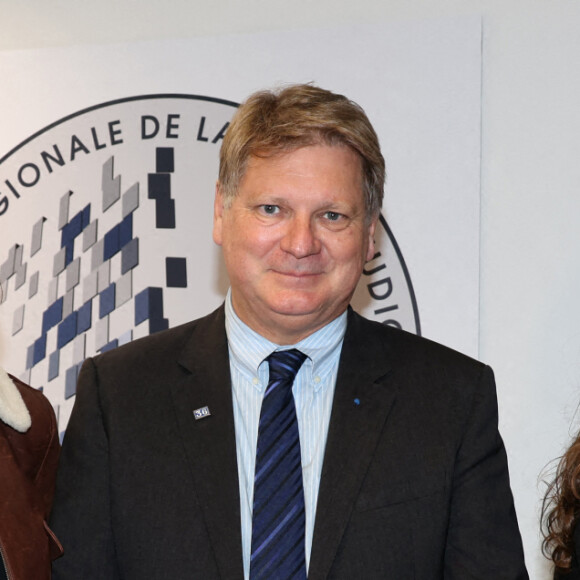 Exclusif - Nadia Farès, comédienne, marraine du prix du quai des orfèvres 2022, Christian Sainte, directeur de la PJ parisienne et Nathalie Marchak, scénariste et réalisatrice de la série policière "Les Siffleurs" avec Nadia Farès lors de la remise du prix du Quai des Orfèvres 2022 au nouveau siège de la police judiciaire à Paris (36 bastion) le 2 novembre 2022. @Didier Sabardin / Bestimage