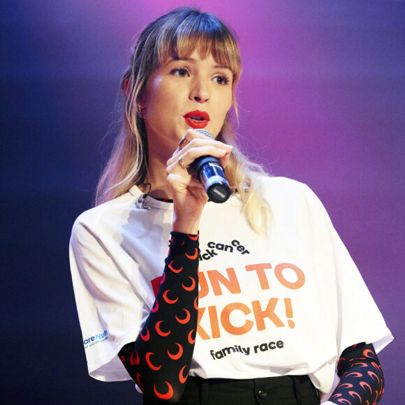 La chanteuse Angèle donne un concert au piano - 3ème édition de l'évènement "Run to kick" (dont le but est de collecter des fonds et de financer des projets de recherche innovants contre le cancer pédiatrique) à Louvain-la-Neuve en Belgique, le 27 septembre 2020.