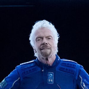Richard Branson présente les combinaisons concues par Under Armour que les clients de Virgin Galactic porteront lors de leur voyage spatial 