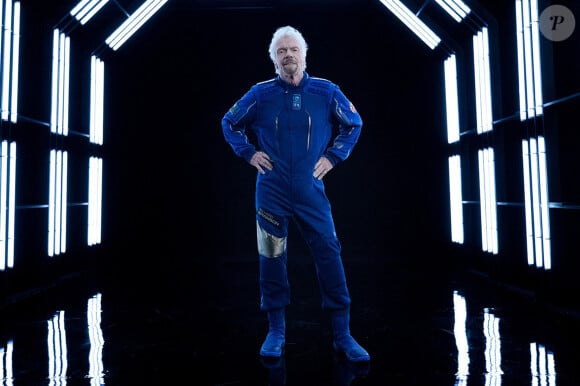 Richard Branson présente les combinaisons concues par Under Armour que les clients de Virgin Galactic porteront lors de leur voyage spatial 