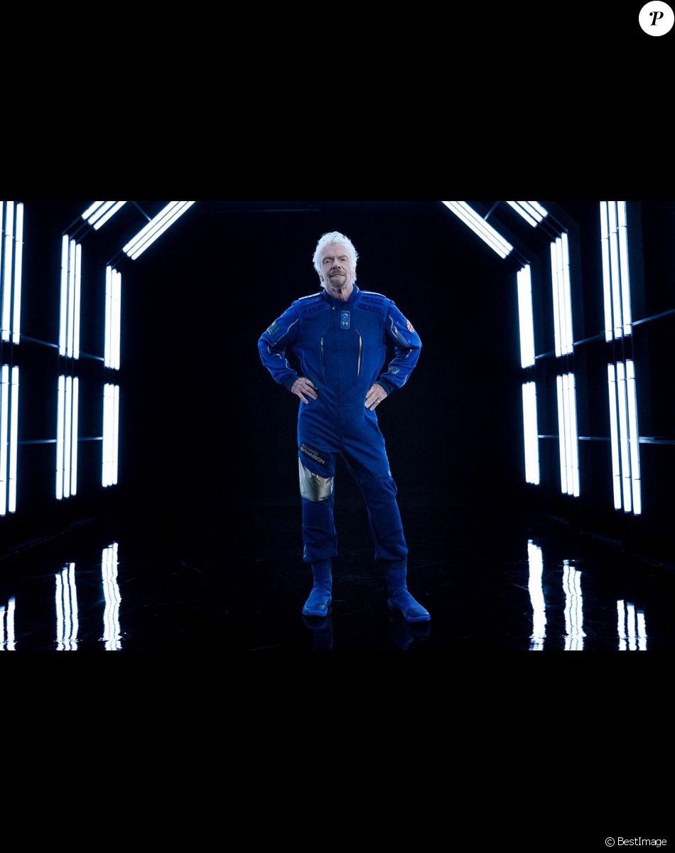 Richard Branson présente les combinaisons concues par Under Armour que les clients de Virgin Galactic porteront lors de leur voyage spatial