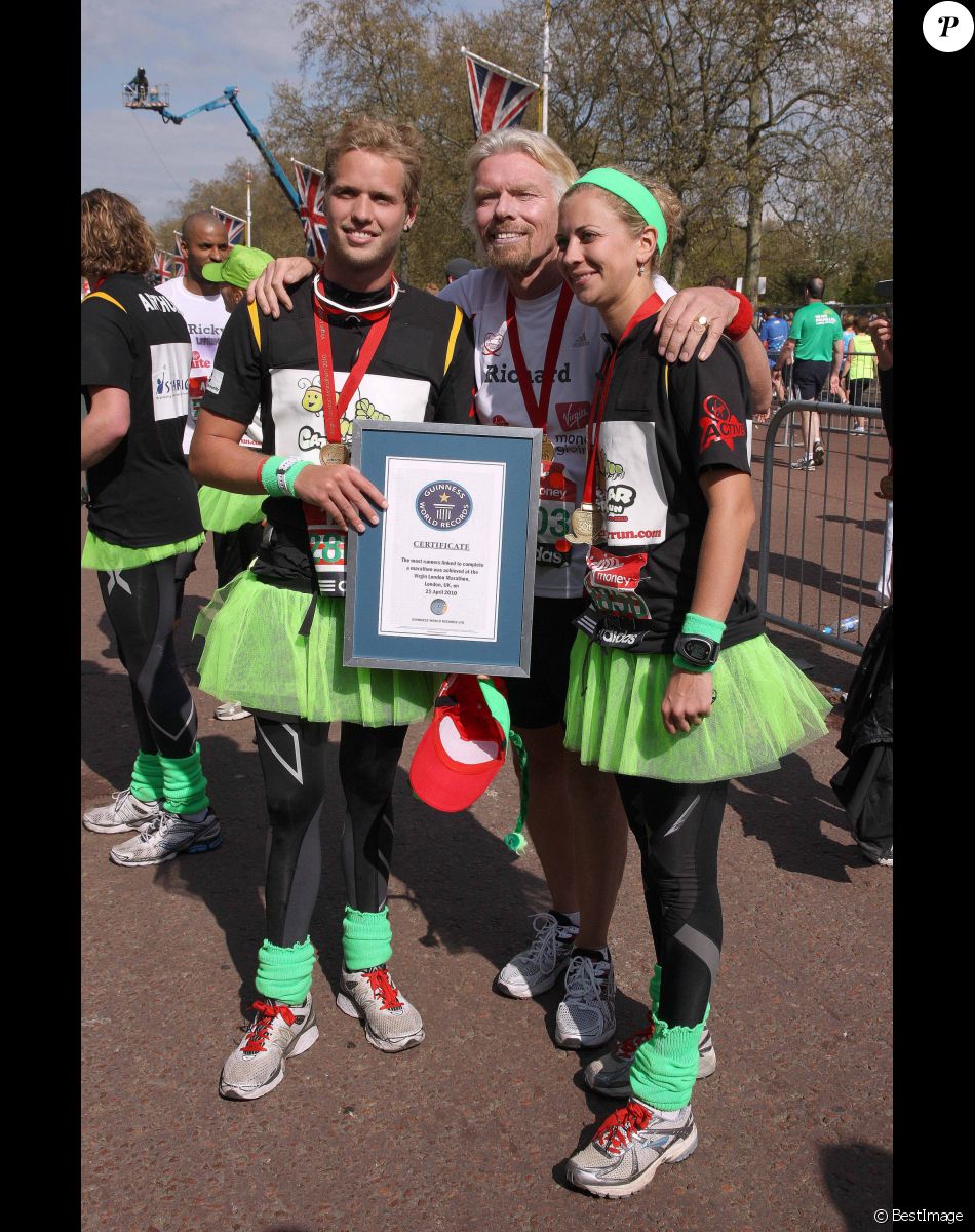 Richard Branson pose avec ses enfants Sam et Holly à Londres