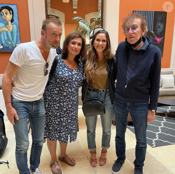 Alain Souchon en famille, avec Joyce Jonathan, sur Instagram. Le 20 septembre 2021.
