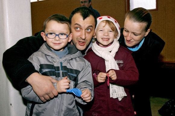 Sandrine et Franck Lavier avec leurs enfants. Photo de Mehdi Taamallah/ABACAPRESS.COM