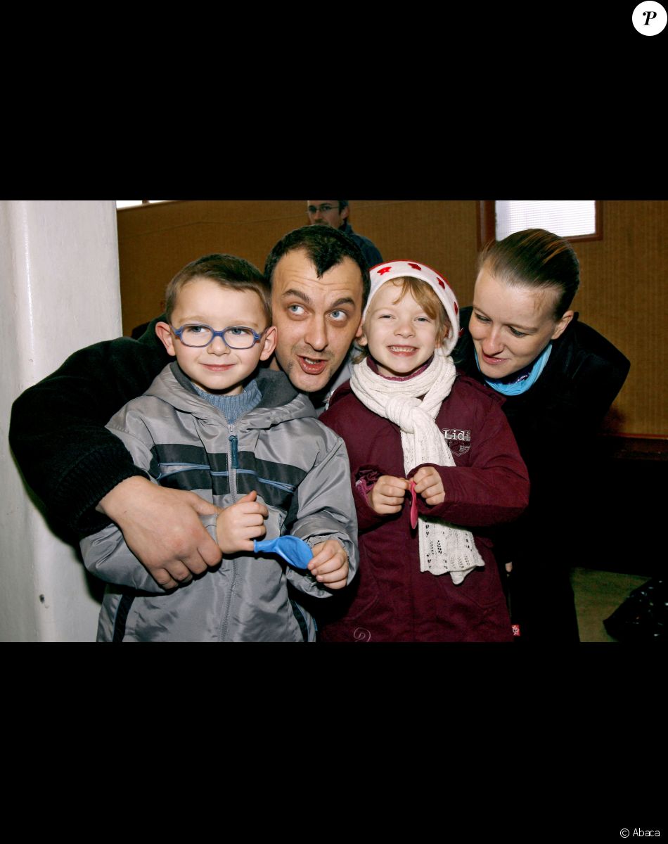 Sandrine et Franck Lavier avec leurs enfants. Photo de Mehdi Taamallah/ABACAPRESS.COM