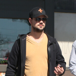 Taylor Lautner se promène avec son ami à Los Angeles le 24 février, 2019 © CPA/Bestimage
