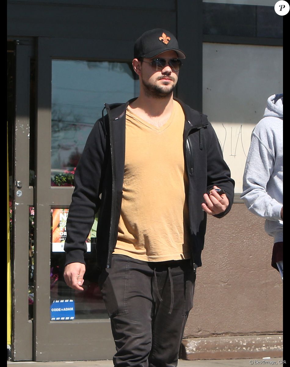 Taylor Lautner se promène avec son ami à Los Angeles le 24 février, 2019 © CPA/Bestimage