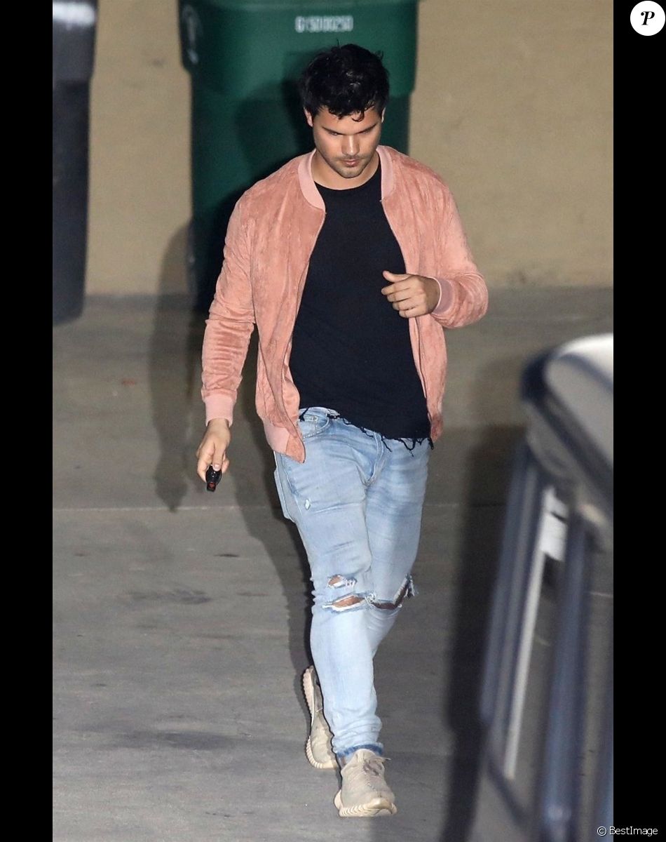 Taylor Lautner est allé à l'église avec sa petite amie à Beverly Hills, le 27 mars 2018