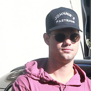 Taylor Lautner va déjeuner avec un ami chez "Taste" à West Hollywood. Los Angeles, le 11 novembre 2016. 