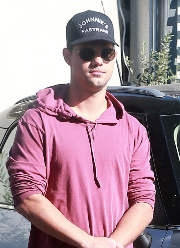 Taylor Lautner va déjeuner avec un ami chez "Taste" à West Hollywood. Los Angeles, le 11 novembre 2016. 
