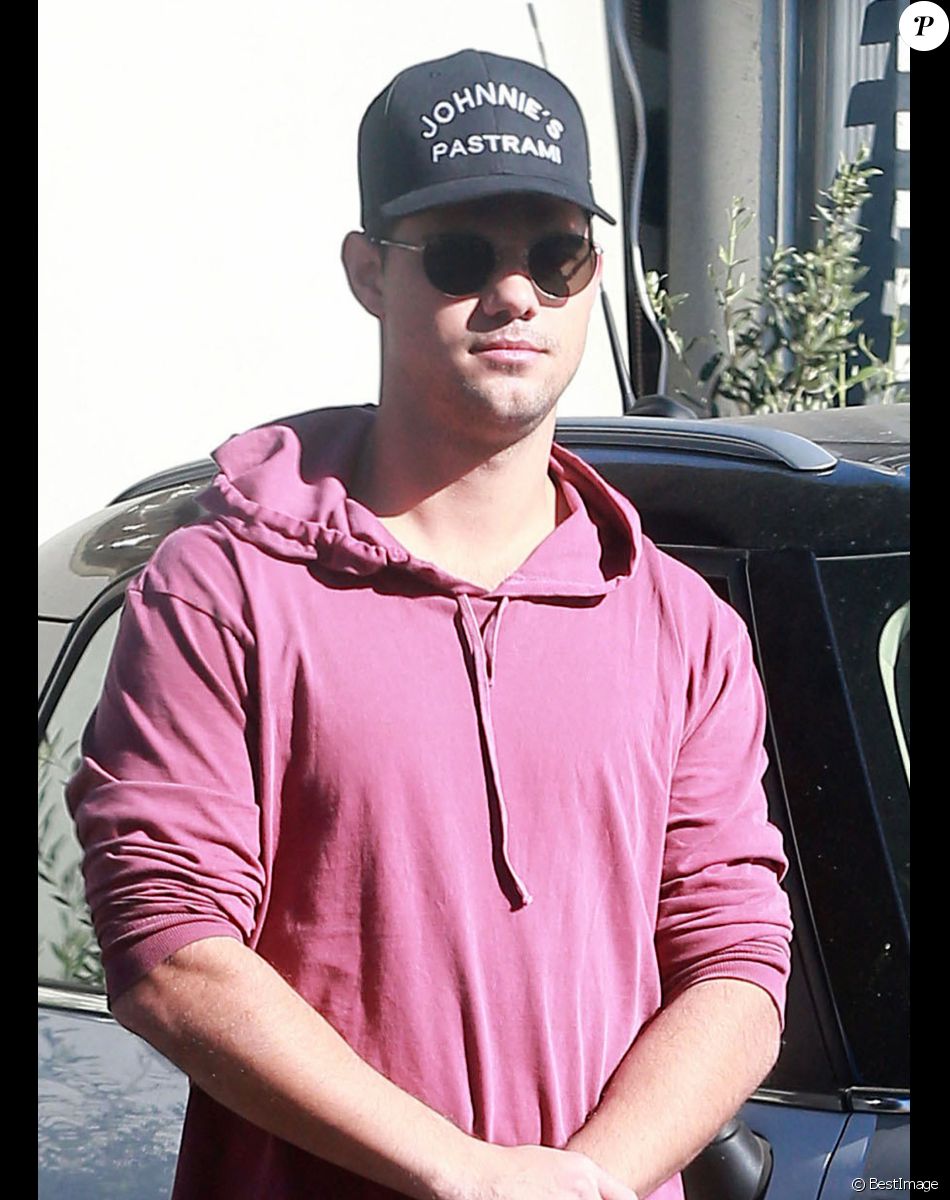 Taylor Lautner va déjeuner avec un ami chez "Taste" à West Hollywood. Los Angeles, le 11 novembre 2016.