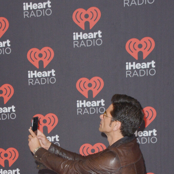 Taylor Lautner et John Stamos à la soirée Festival de musique iHeartRadio au T-Mobile Arena à Las Vegas, le 24 septembre 2016 © Marcel Thomas via Zuma/Bestimage 