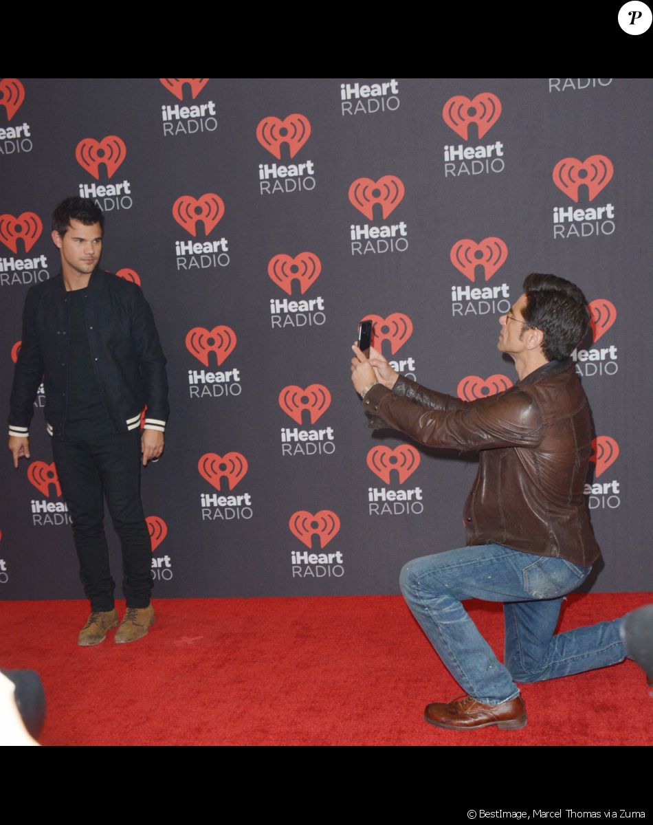 Taylor Lautner et John Stamos à la soirée Festival de musique iHeartRadio au T-Mobile Arena à Las Vegas, le 24 septembre 2016 © Marcel Thomas via Zuma/Bestimage